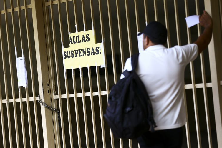 Com vetos, Bolsonaro sanciona MP que flexibiliza ano letivo