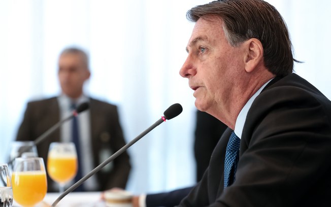 Bolsonaro veta repasse do dinheiro da merenda às famílias