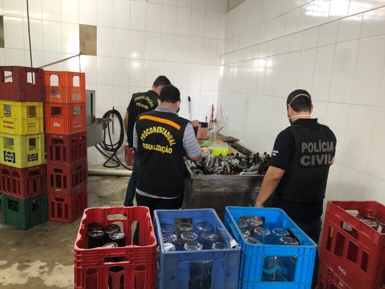 Decon e Procon-ES apreendem cerca de 30 mil litros de cachaça em fábrica clandestina na Serra