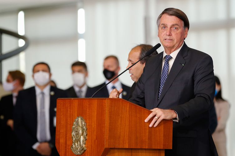 Bolsonaro fala em estender auxílio emergencial até o final do ano