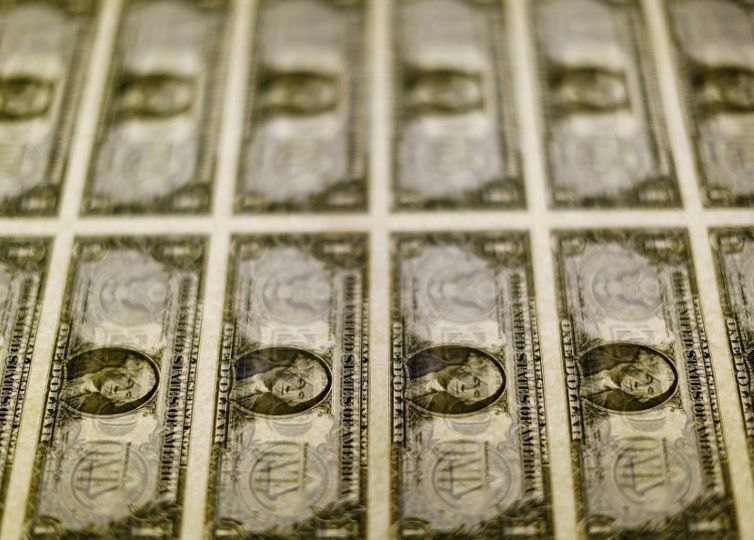 Dólar supera R$ 5,50 e volta a fechar no maior valor em três meses