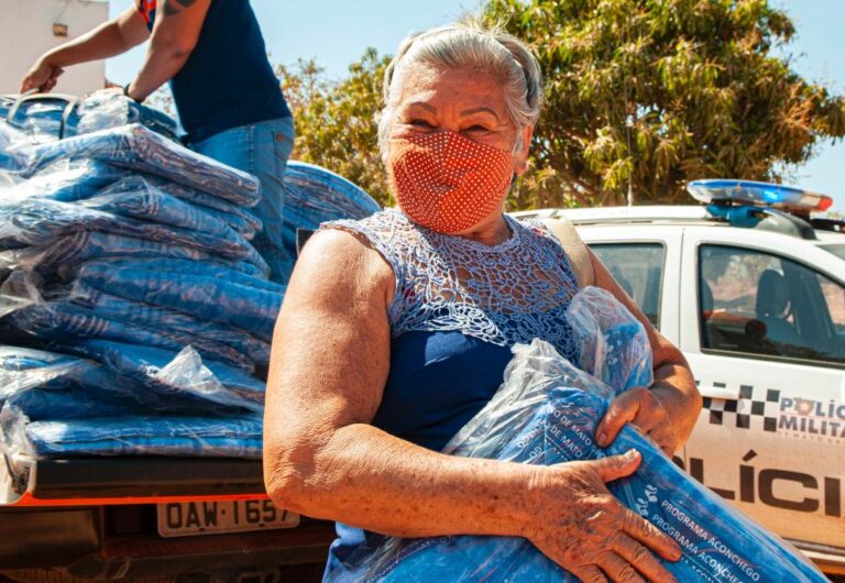 Clubes de Mães dos bairros Barreiro Branco e Poção recebem doações de alimentos e cobertores