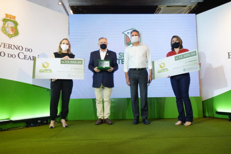 Vencedores do primeiro sorteio do Sua Nota Tem Valor recebem premiação do Governo do Ceará
