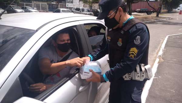 SSPDS e Sesa realizam blitze educativas em Fortaleza sobre uso da máscara de proteção