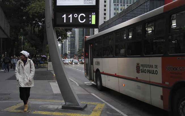 Temperatura despenca e garoa marca o sábado em São Paulo