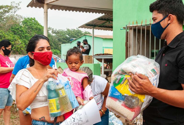 Entidades filantrópicas que atendem crianças recebem cestas básicas e cobertores