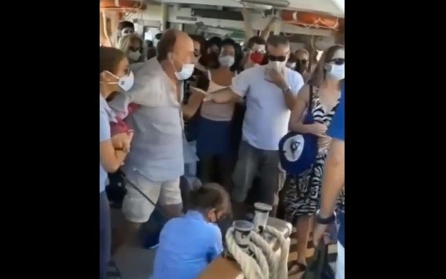 Jovem retira máscara e é expulso de barco em Veneza; veja vídeo