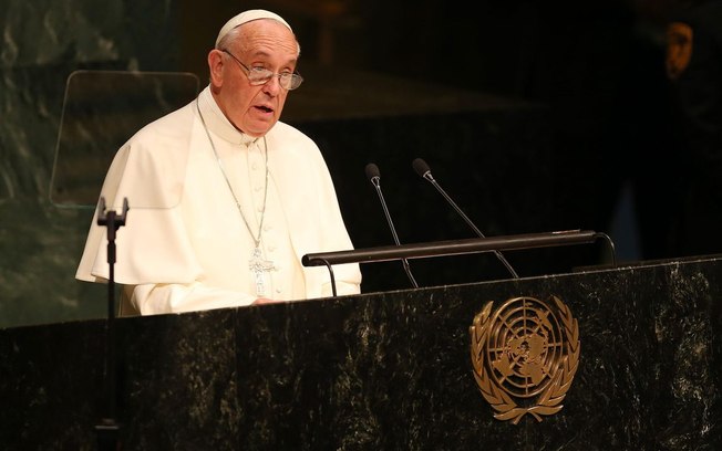 Papa pede que religiões não sejam usadas para incitar violência