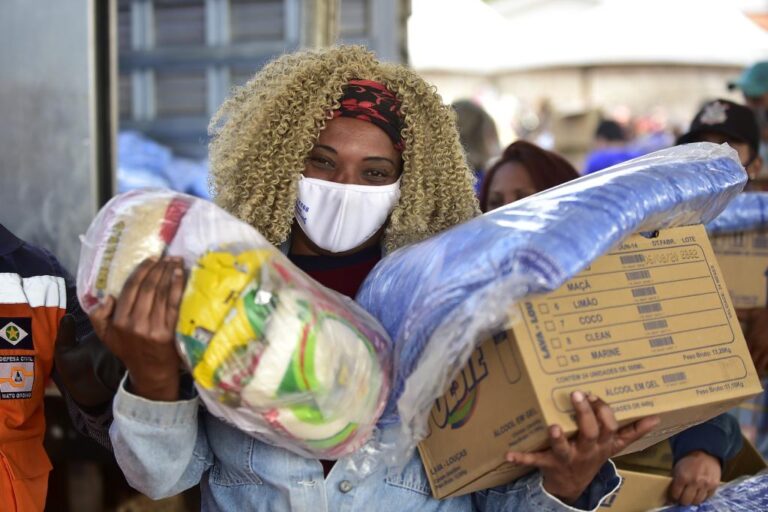 Ação solidária do Governo beneficia Pedra 90 com mais de 4 mil cestas básicas e cobertores