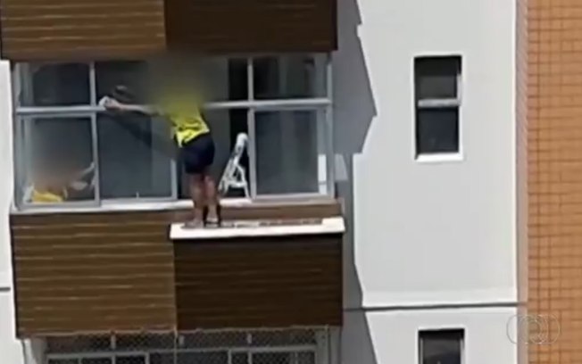 Mulher se arrisca para limpar janela do lado de fora no 6° andar em Goiânia
