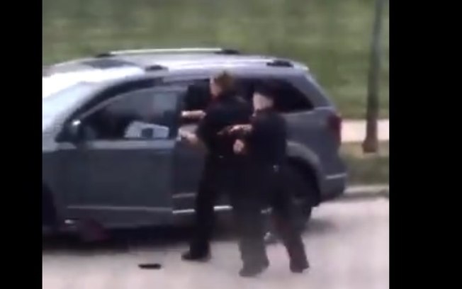 Homem negro é baleado nas costas por policiais brancos em abordagem; assista