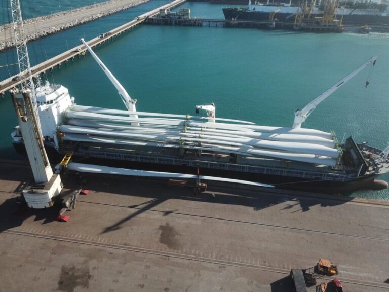 Novo modelo de pá eólica é embarcado no Porto do Pecém