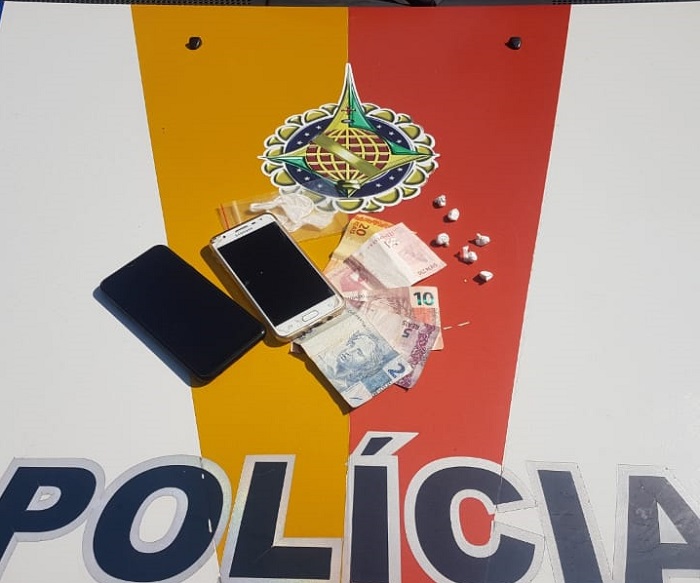 Homem que comprava e que vendia droga são presos pela PMDF