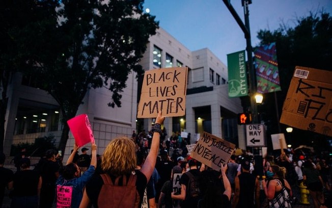 EUA têm 2ª noite de protestos após negro ser baleado por policial branco