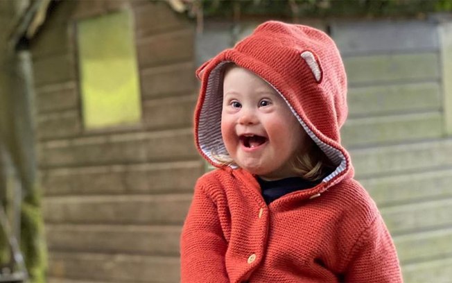Menina com síndrome de Down estrela campanha de marca de roupas infantis