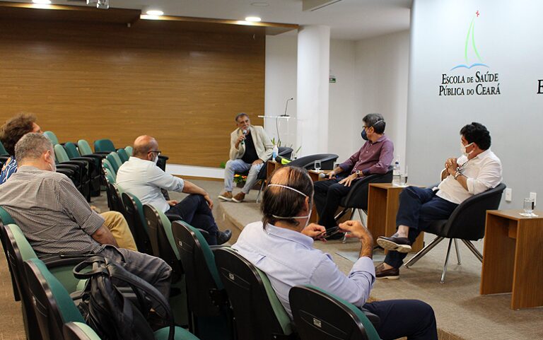 Pesquisadores e autoridades debatem desafios no enfrentamento à pandemia