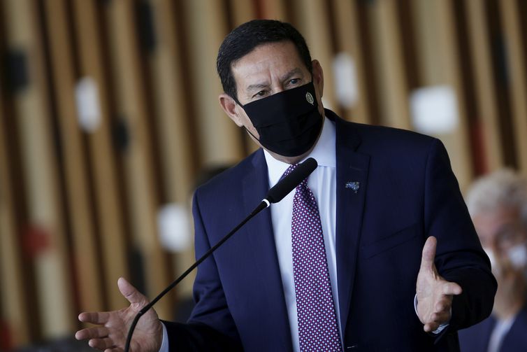 Mourão defende aprimoramento e manutenção do auxílio emergencial