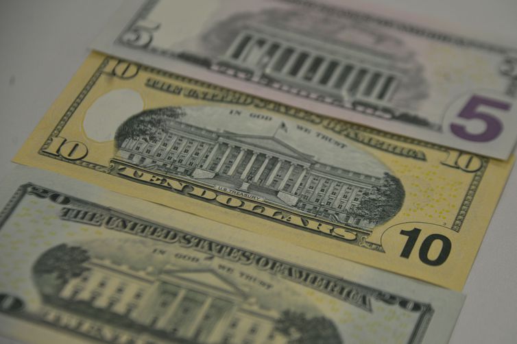 Dólar volta a ultrapassar R$ 5,60 e fecha no maior valor em três meses