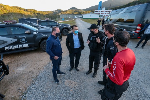 Governador entrega viaturas para o sistema prisional em visita ao Complexo Penitenciário do Estado