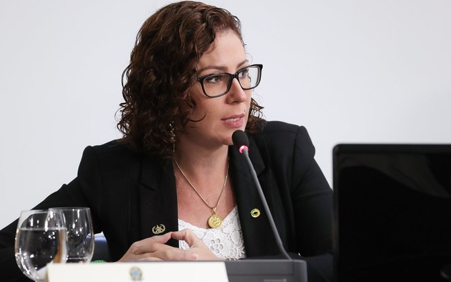 Carla Zambelli se recupera da Covid-19 e recebe alta