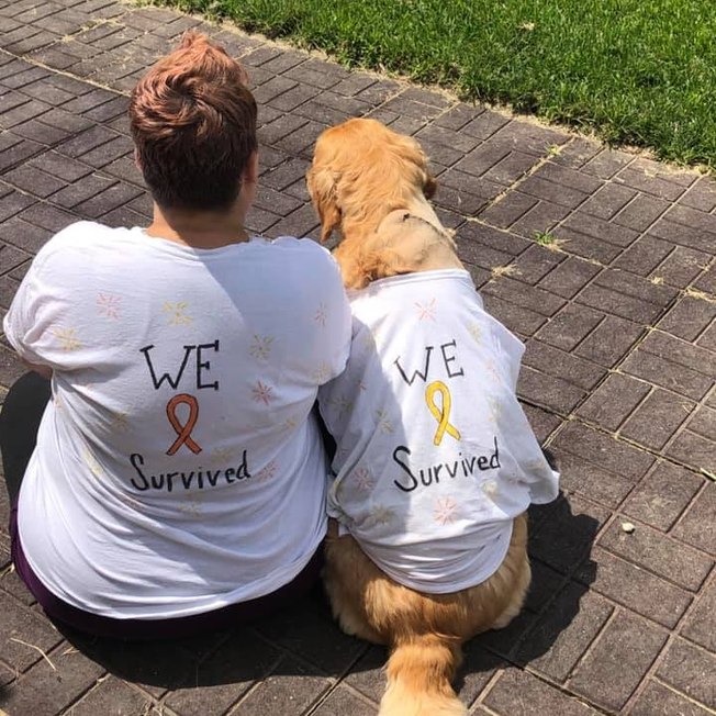 Emocionante! Cadela e dona superam câncer juntas e fazem camisetas combinando