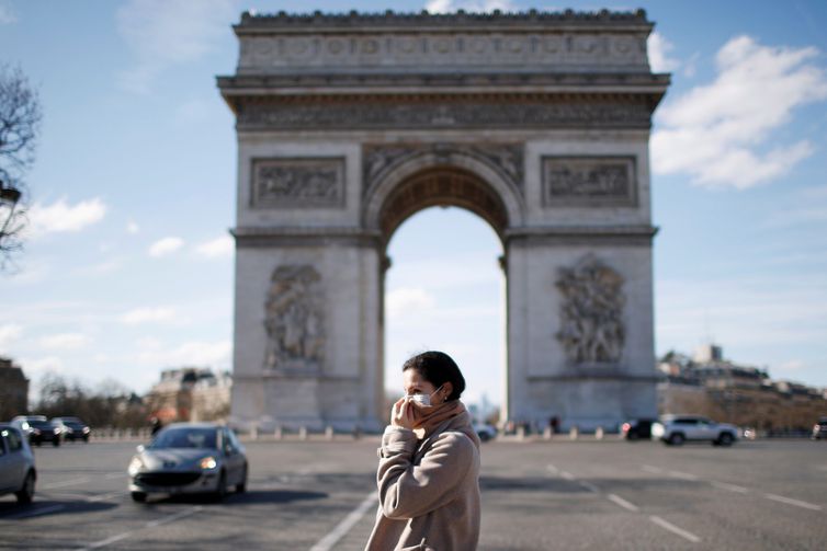 França tornará uso de máscaras obrigatório em Paris