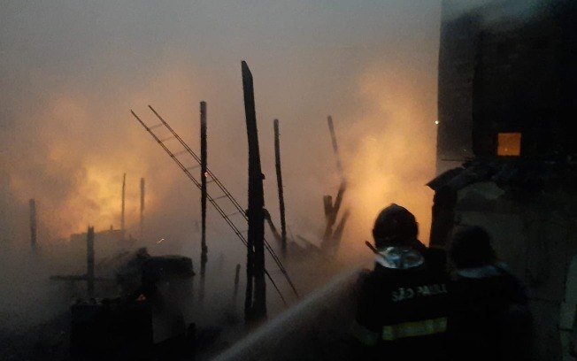 Incêndio destrói pelo menos 25 barracos na Zona Sul de São Paulo