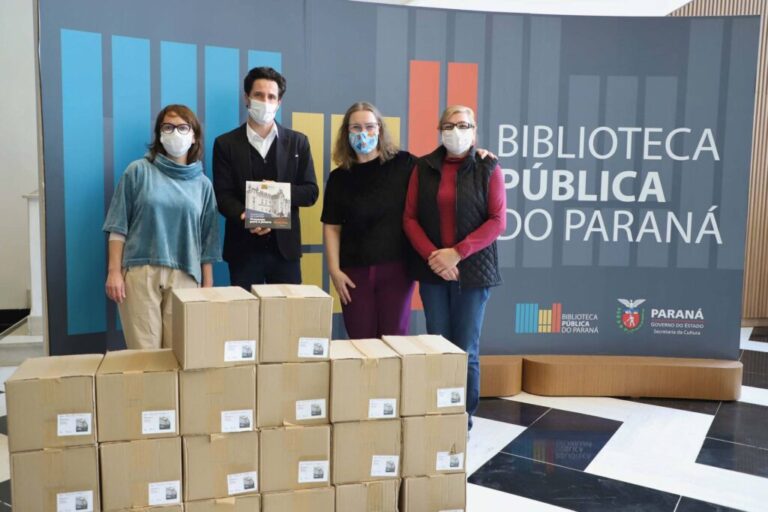 Santa Casa de Curitiba doa  00 livros à Biblioteca Pública