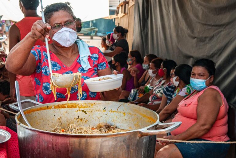 Sopão Solidário distribui comida para famílias carentes do bairro Silvanópolis