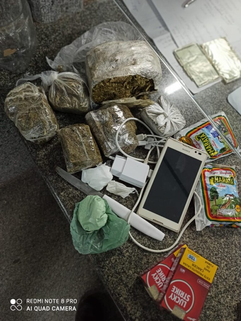 TRIO VAI PARA DELEGACIA APÓS PRISÃO POR DROGAS NO SIA
