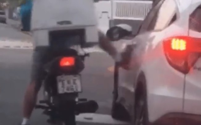 Após discussão, motociclista chuta carro e ameaça motorista de morte; assista