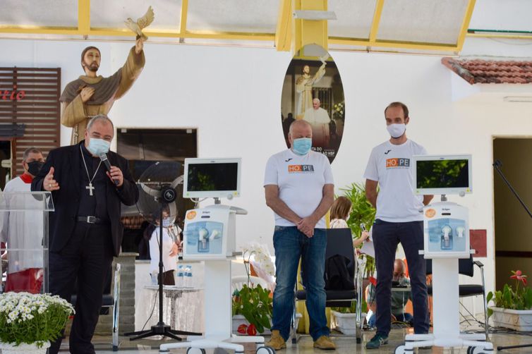 Papa Francisco doa equipamentos para tratamento da covid-19