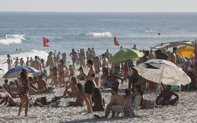 Praias no Rio de Janeiro ficam cheias com sol forte e calor