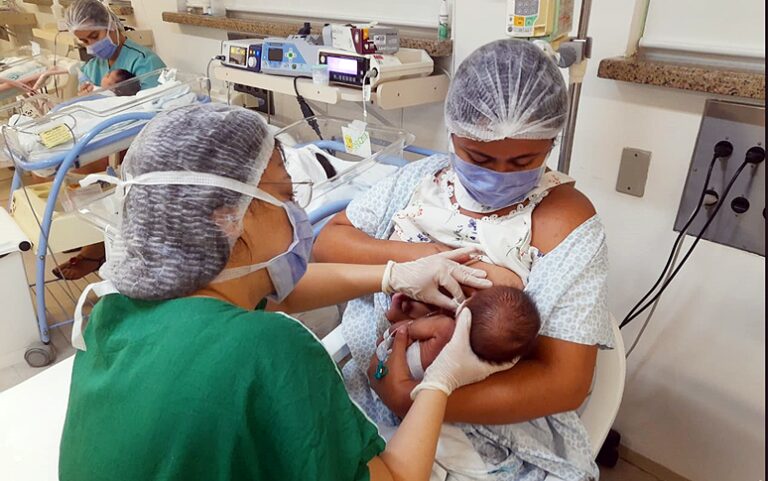 Bebês prematuros recebem acompanhamento fonoaudiológico durante amamentação