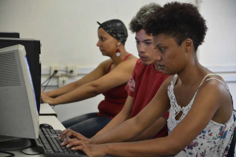 Sâo Paulo oferece vagas gratuitas em cursos tecnológicos para mulheres