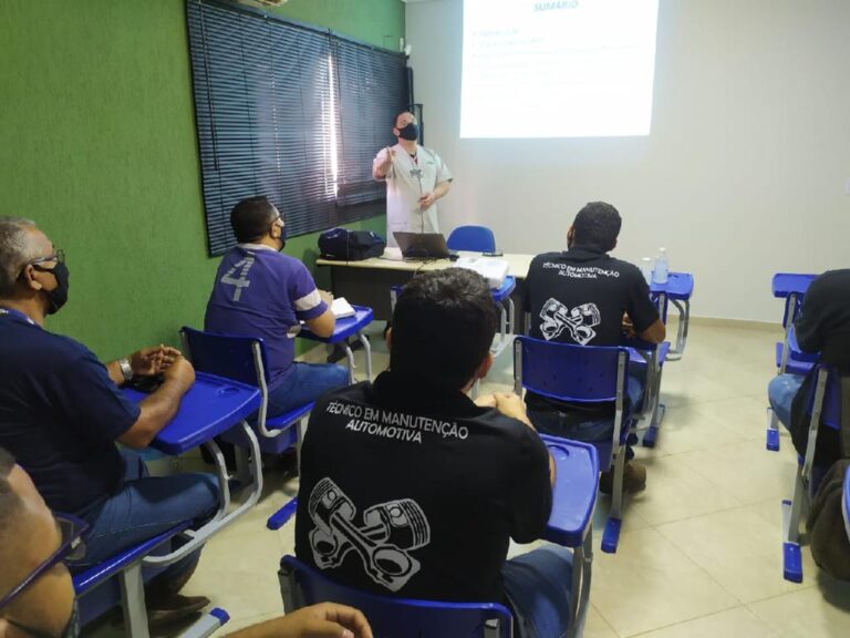 Mecânicos recebem treinamento para instalação do conversor de gás em veículos