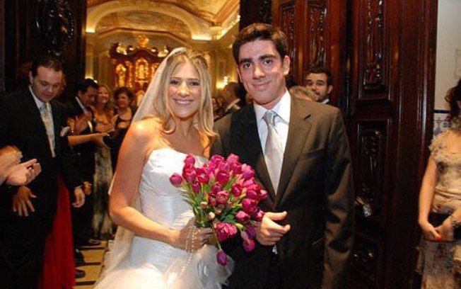 Dani Calabresa doa vestido de noiva de casamento com Adnet