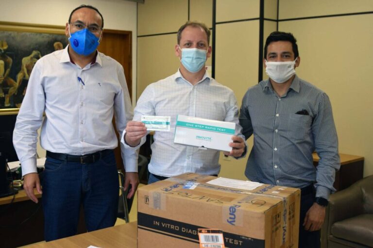 Saúde recebe testes   rápidos de empresa em   parceria com o Tecpar