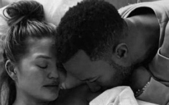 Bebê de Chrissy Teigen e John Legend morre após parto: “Dor profunda”