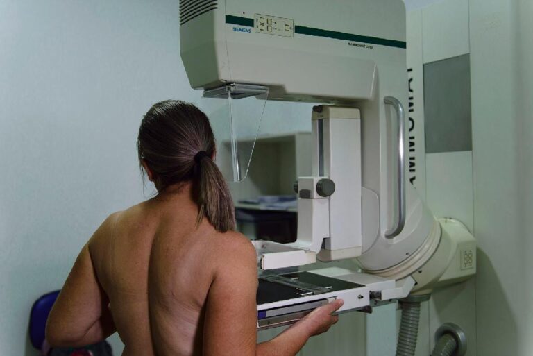 Campanha Outubro Rosa alerta para importância do diagnóstico precoce do câncer de mama