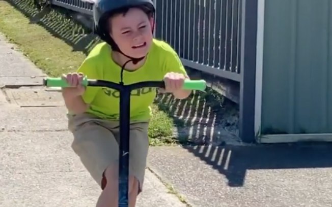 Ave ataca criança ao andar de patinete na Austrália; assista