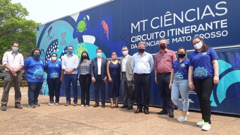 Membros da Agência Espacial Brasileira visitam carreta MT Ciências