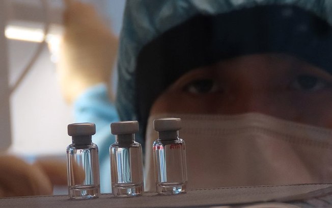 Vacina contra covid-19 não trará vida de volta ao normal imediatamente, alertam cientistas