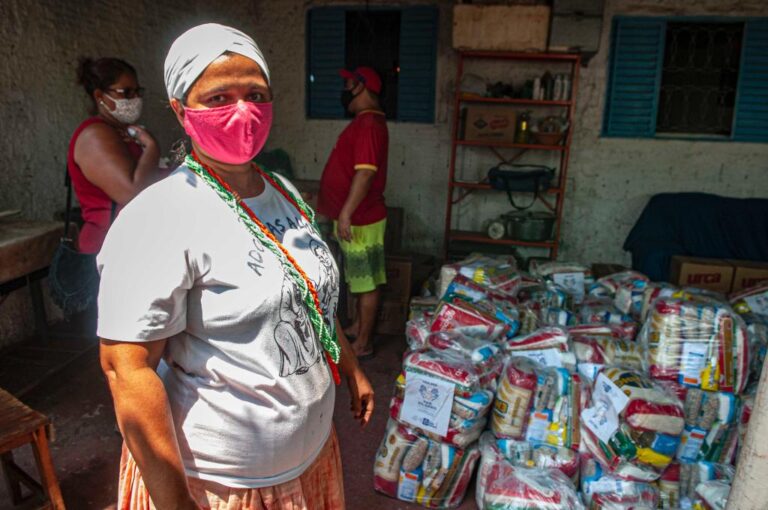 Campanha Vem Ser Mais Solidário atende famílias carentes do Pedra 90 com cestas básicas