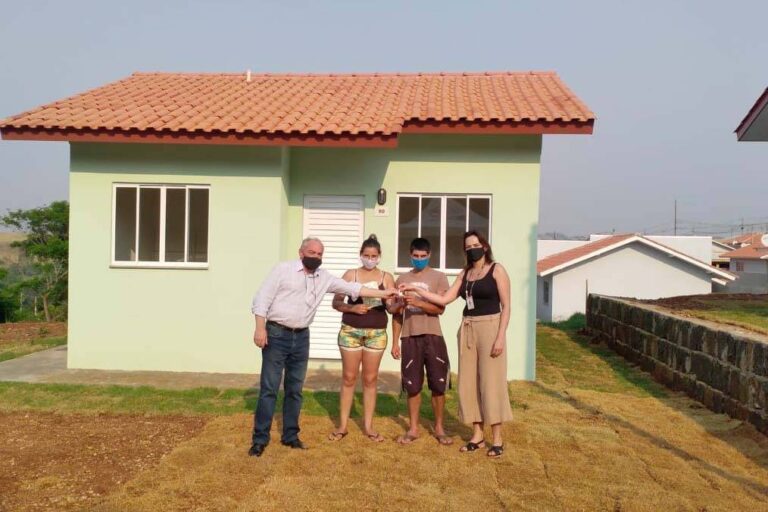 Famílias de Itapejara DOeste recebem casas de graça do Estado