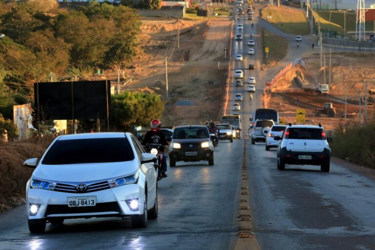 Veículos com placas final 4 e 5 podem pagar o licenciamento até dia 31 de outubro