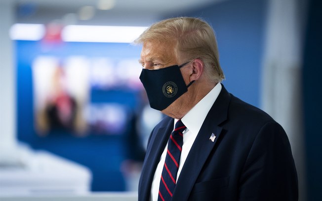 Trump fez viagem eleitoral sabendo que assessora estava com Covid-19