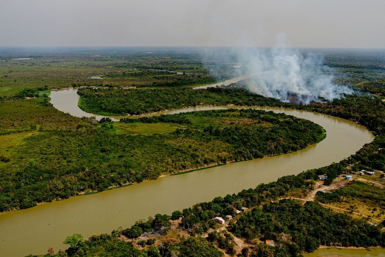 Incêndio no Pantanal: senadores e ministro Salles visitam Corumbá