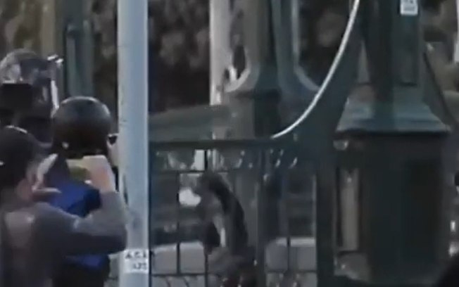 Policial joga adolescente de 16 anos de ponte em protesto no Chile; assista