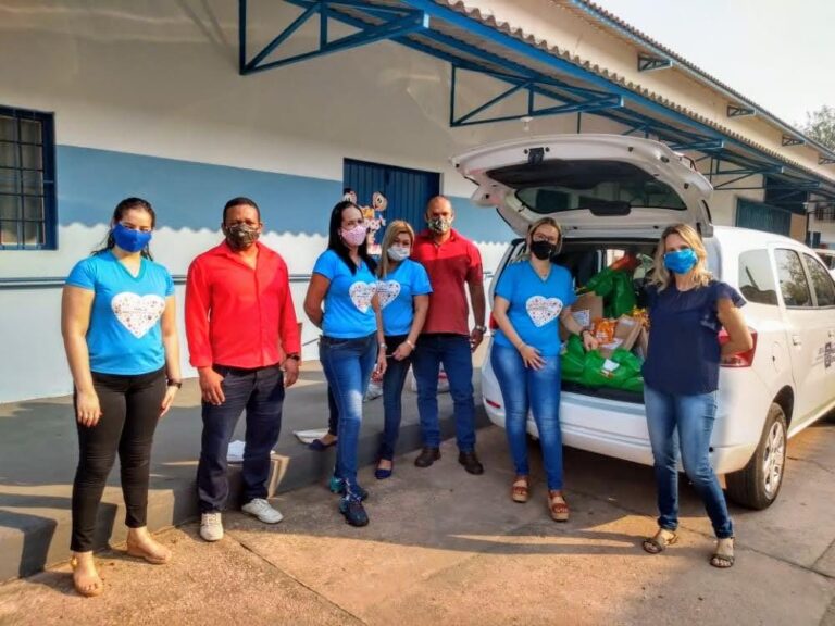 Educadores da EE Luz do Saber entregam brinquedos, doces e apostilas para alunos especiais